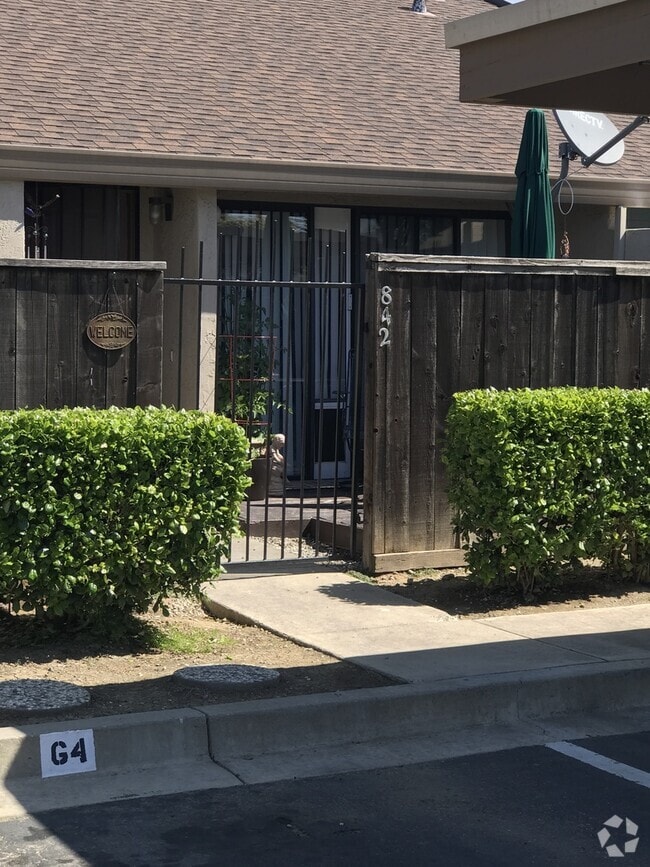Building Photo - Great Condo in Gated Community