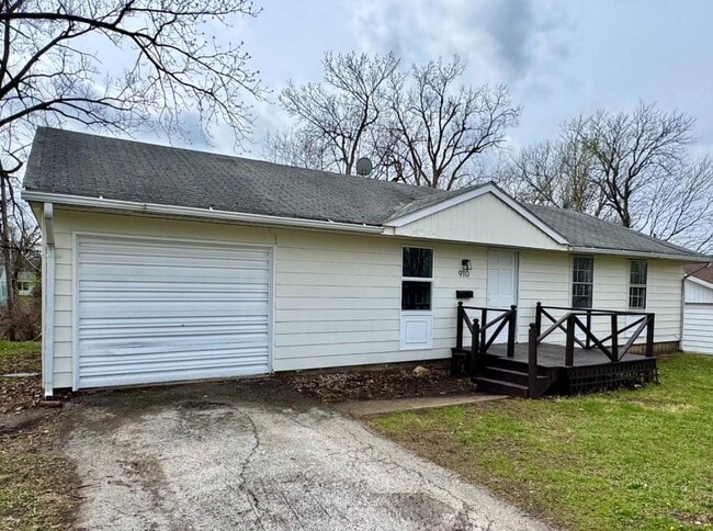910 Skyline Dr