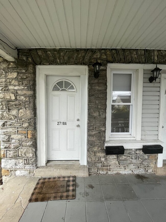 Photo - 2710 Woodlawn St Unit 2710 A(Owner Managed Turn)