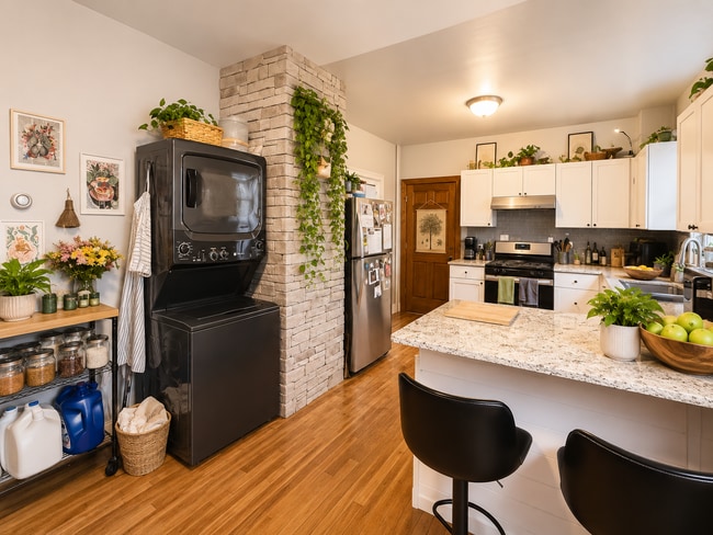 Photo - 447 W Doty St