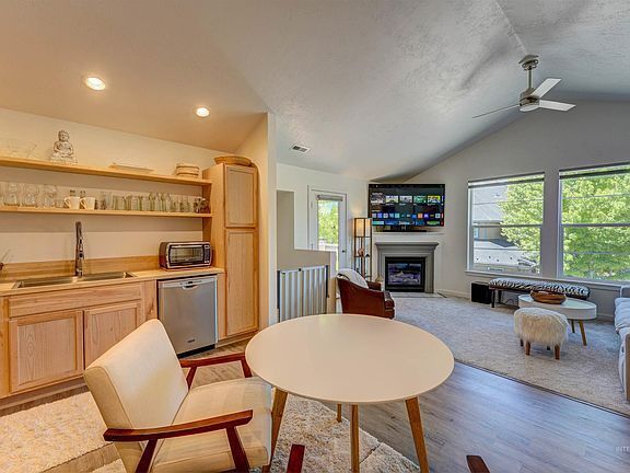 Building Photo - This modern Copper Ranch condo was fabulou... Unit E