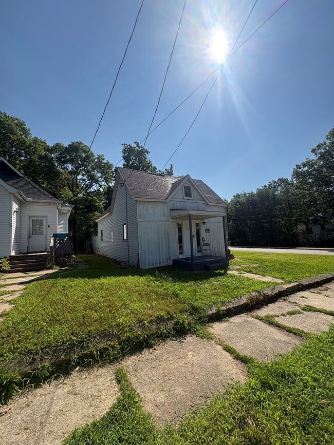 Photo - 2 Bedroom 2 bath home with outdoor space - MOVE IN SPECIAL 50% off first month's rent
