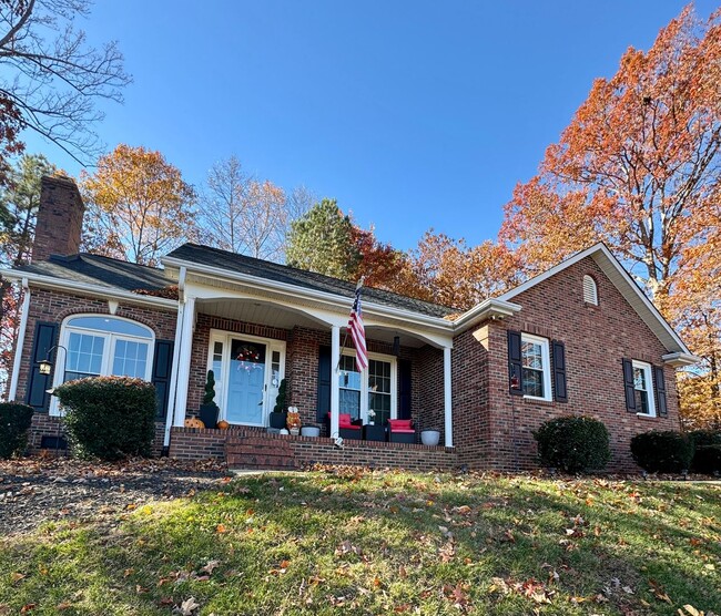 Building Photo - AVAILABLE TO SHOW!