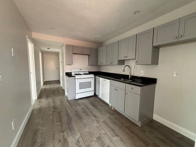 Building Photo - 94 Eastern Ave Unit 3 Rental