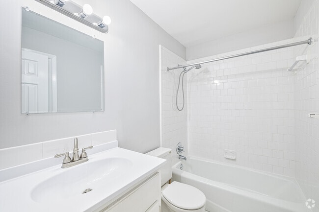 2BR, 1BA 768SF - Platinum - Bathroom