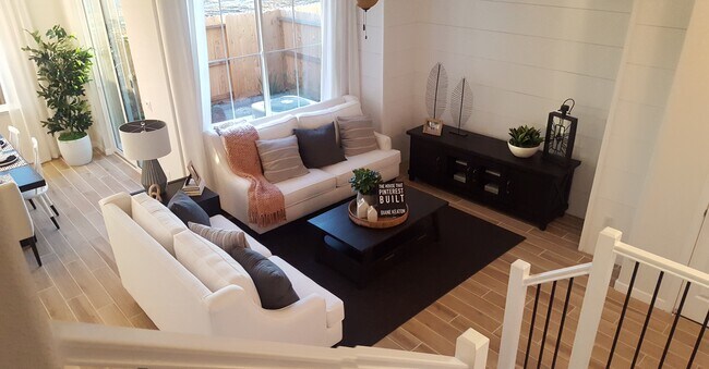 Sala de estar/patio en la planta baja - 1826 Yellowwood Ave