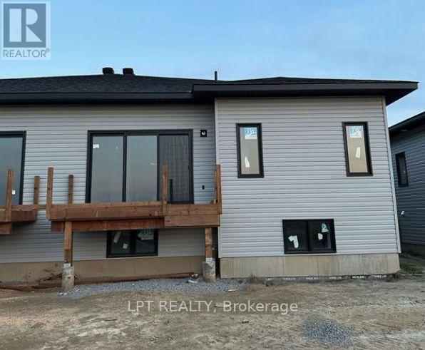 Photo - 826 Namur St