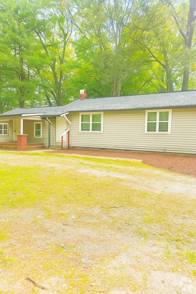 Building Photo - Private ranch with spacious yard! Can acco... Rental