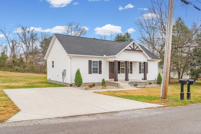Photo - 205 Maple St