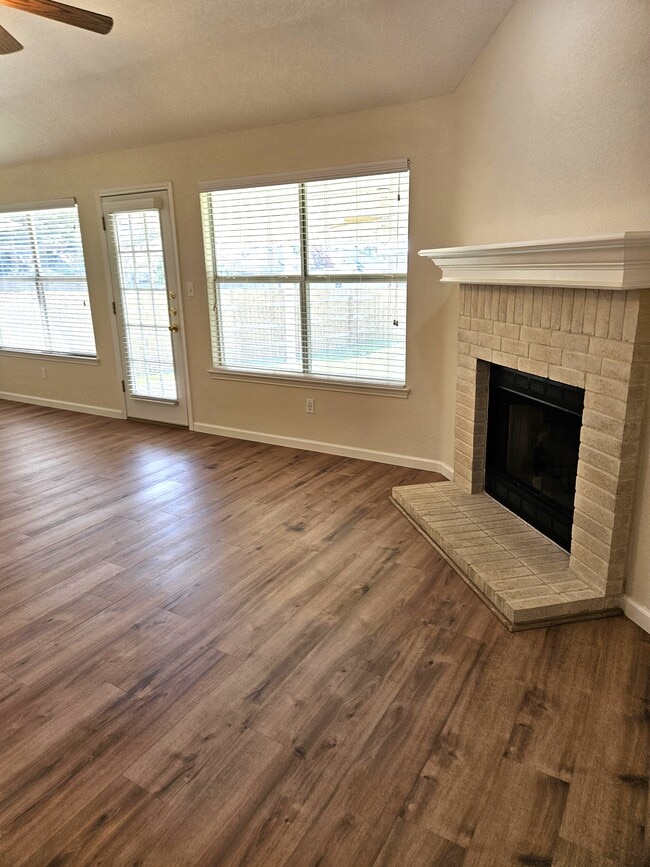 Photo - 1002 Woodview Dr