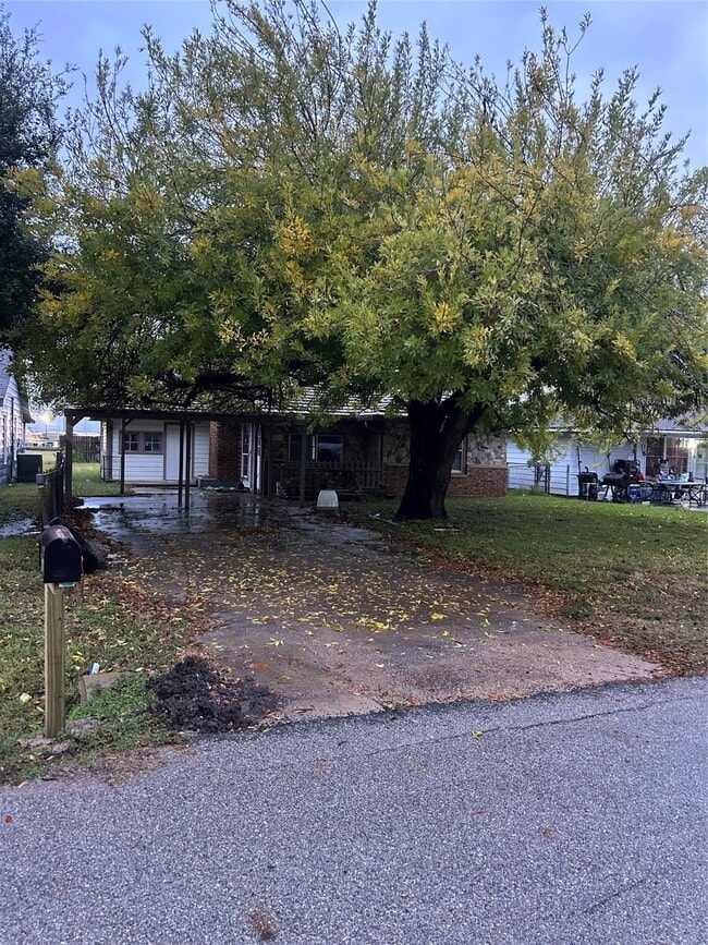 Photo - 2018 N Avenue H