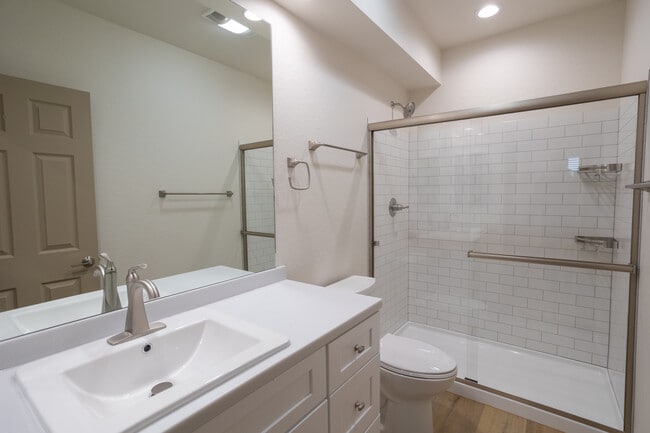 Master bath - 731 W 6th St S Apartments Unit 102