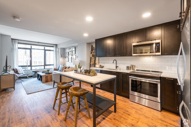 1BR, 1BA - 713 SQ FT