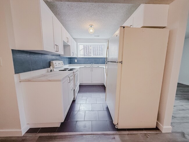 Photo - 1513-1536 36 St SE