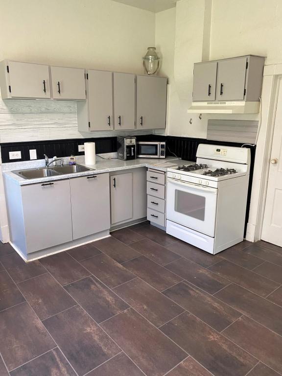 Photo - 645 Logan St