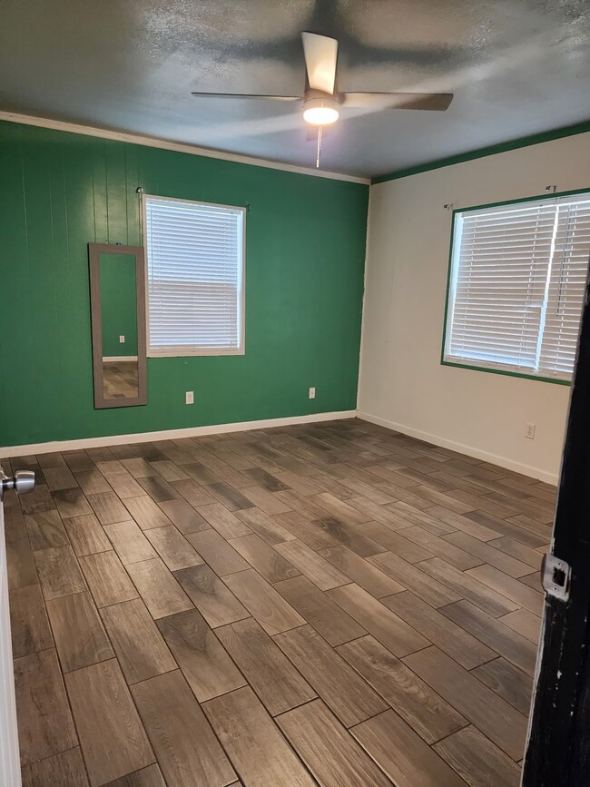 Photo - 16706 Main St