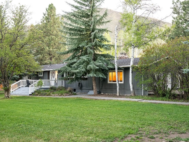 Photo - 911 Queen of the Hills Dr House