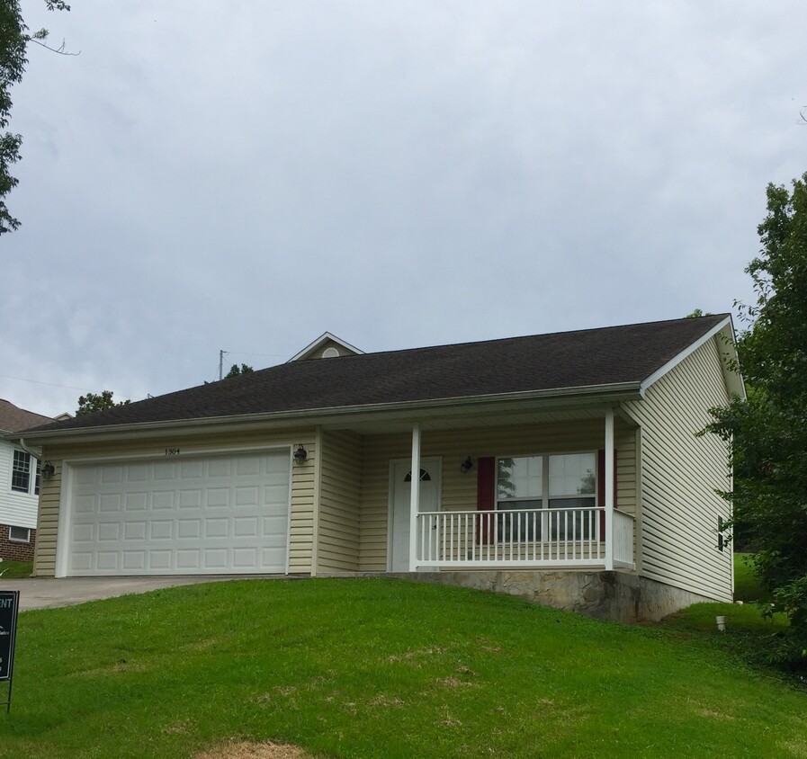 Photo - 1304 Goldleaf St (Maryville, TN)