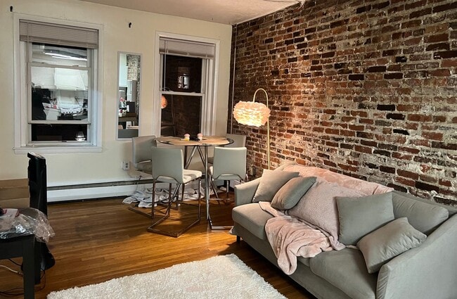 Building Photo - 2BR 1Bth unit. Heat/Hot Water included. Great location!