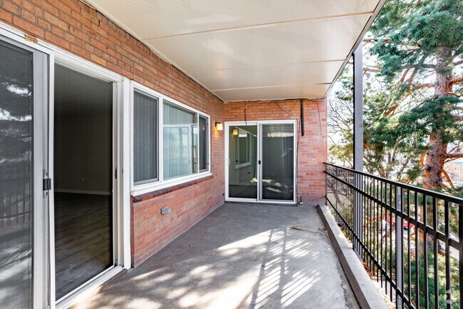 3BR, 2BA - 1,125SF - Balcony