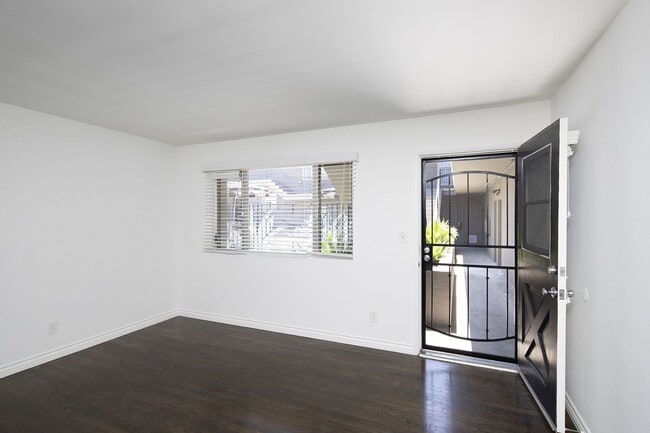 Photo - Talmadge Pacific Apartments
