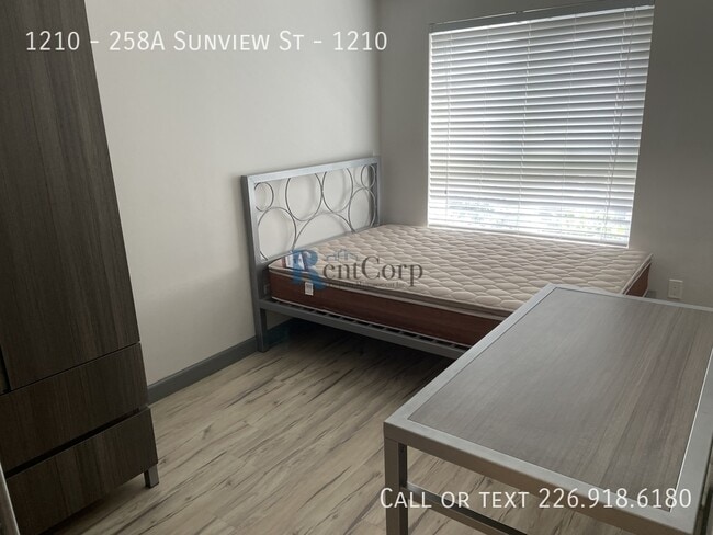 Photo - 258A-258A Sunview St