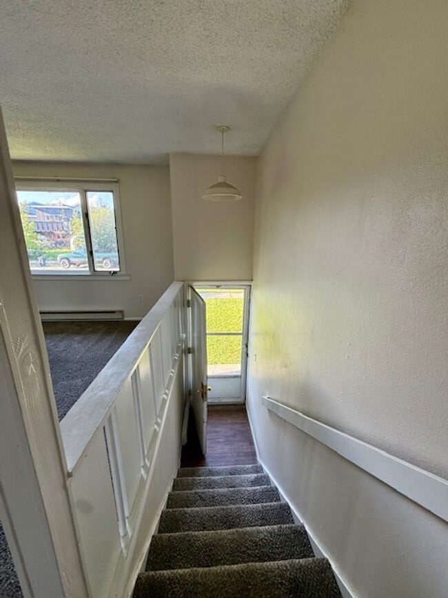 Photo - 3 Bedroom, 2 Bathroom Duplex- 5 minute wal...