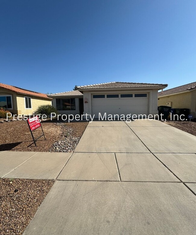 Building Photo - This charming 3+den/2 Bath East Home Is just What You Need!!