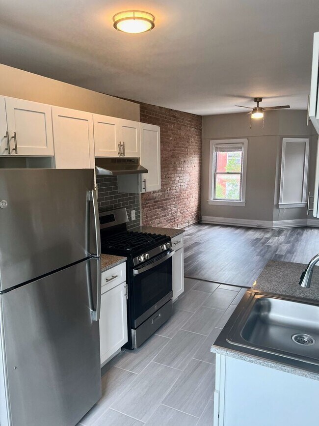Building Photo - *** Apartment in South Oakland * Spacious & Renovated * Pet Friendly * Walk to Pitt * Exposed Bri... Unit 2