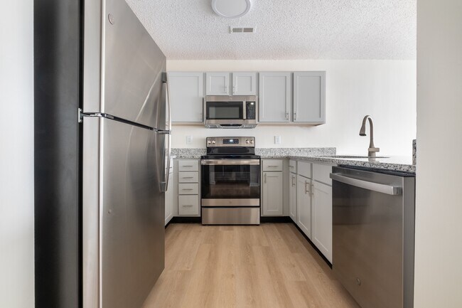 1BR, 1BA - 790SF Metropolitan Renovated - Kitchen
