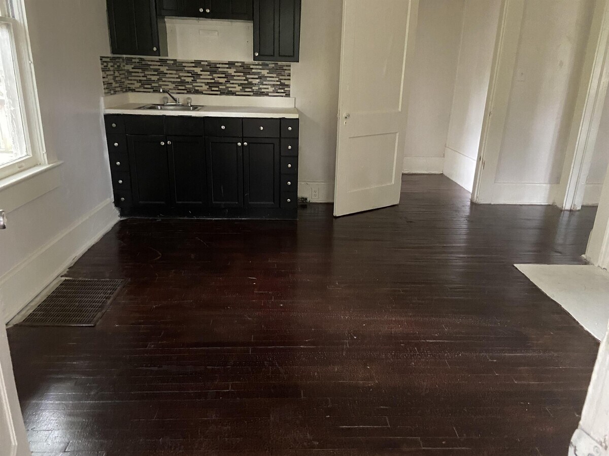 Photo - 306.5 E Jane St