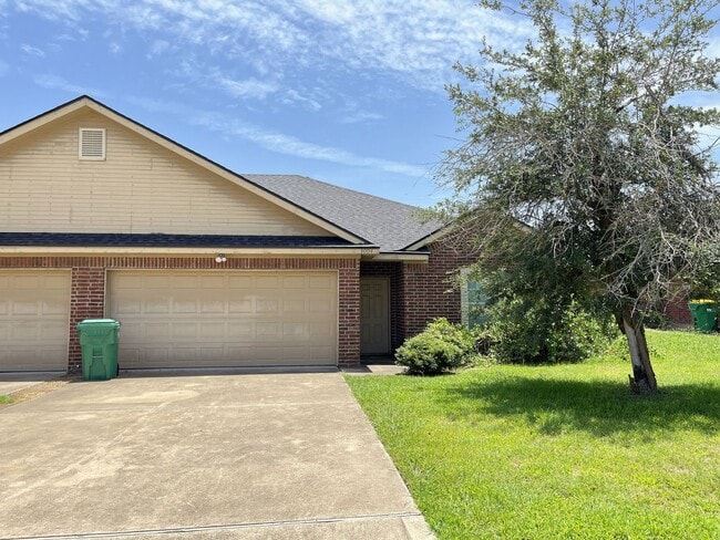 Building Photo - Duplex in Surrey Ridge!