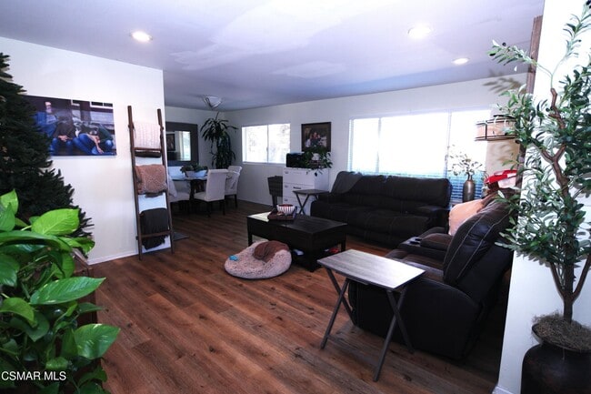 Photo - 2062 Sapra St