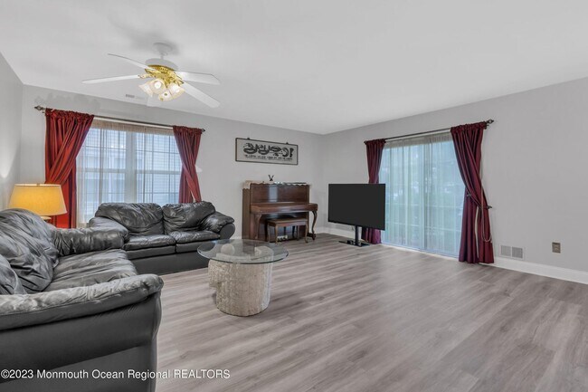 Photo - 1125 Roseberry Ct