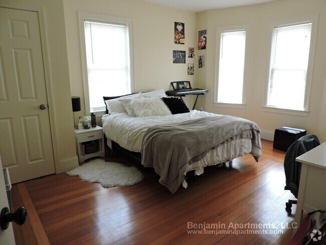 Building Photo - 74 Brooks St Unit 1 Rental