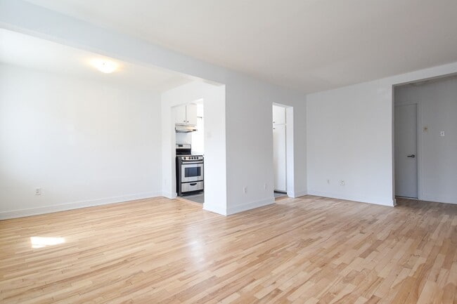 Photo - 4570 Chem. Queen Mary Unit 307