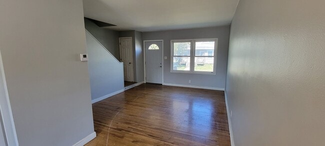Building Photo - 2 Bed, 1 bath townhome for rent in Waterlo...