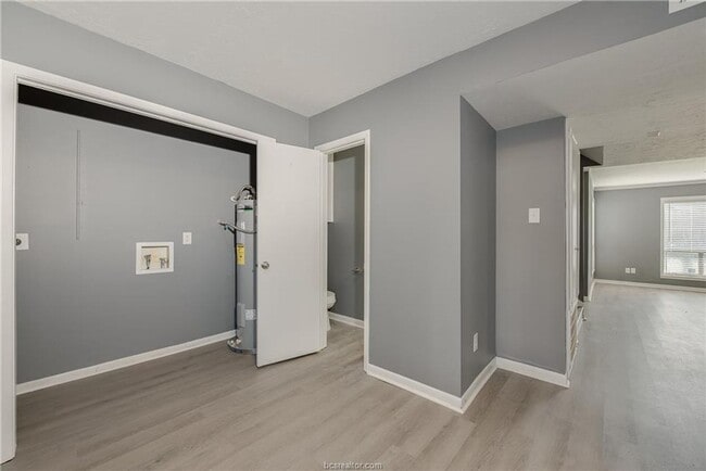 Photo - Bryan - 3 Bedroom / 1.5 bathroom / Carport / Back Yard, 2 Story unit.