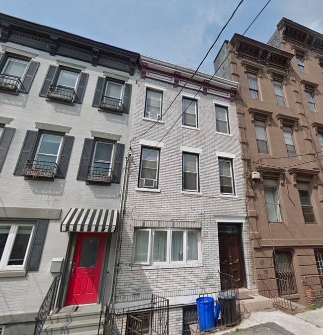 Building Photo - 106 7th St Unit 2
