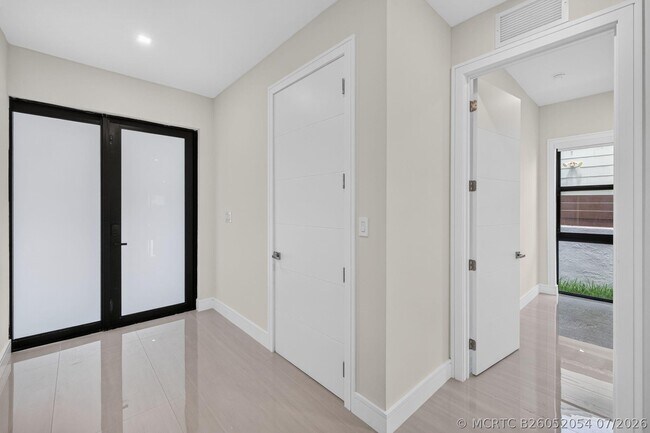 Photo - 704 SW 9th St