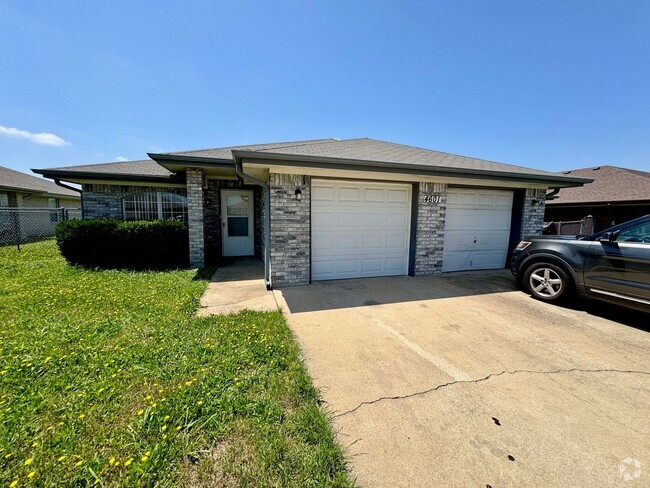 Building Photo - 4601 Wade Dr Unit # A Rental