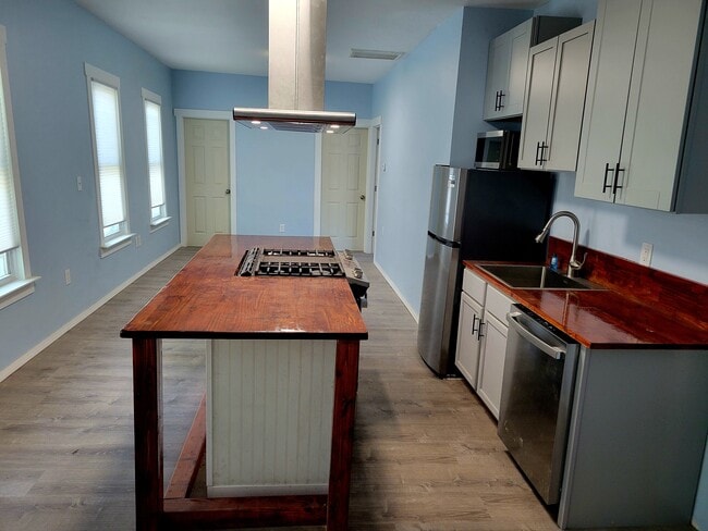 Building Photo - 1438 S 3rd St Unit Upper