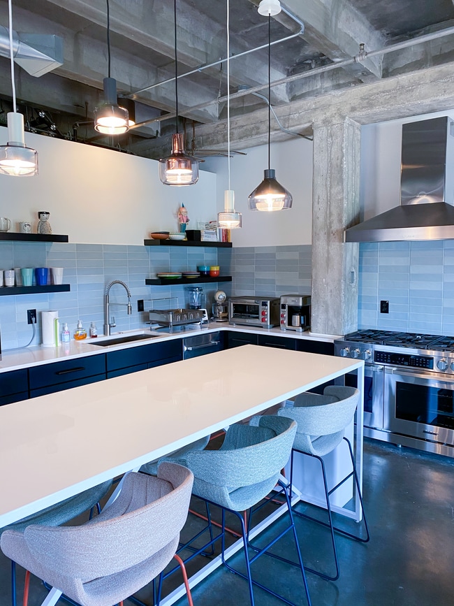 Cocina con estanterías abiertas - 1819 Baltimore Ave Unidad 208