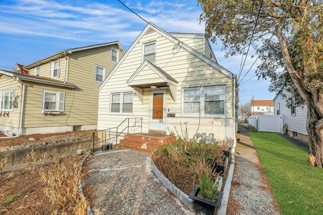 Building Photo - 188 Luddington Ave