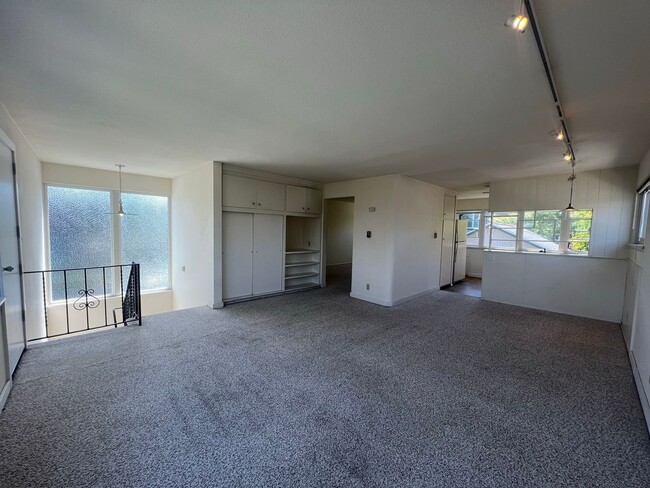 Photo - Bright & Spacious One-Bedroom Overlooking Lake Washington! Unit 4
