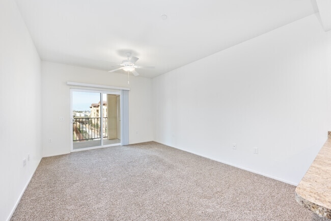 1BR, 1BA - 598SF - Living Room