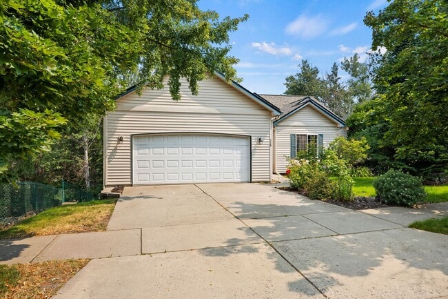 Building Photo - Gorgeous Eagle Ridge 4 Bedroom 3 Bathroom Home