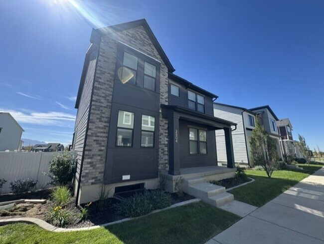 2804 W 2710 N
