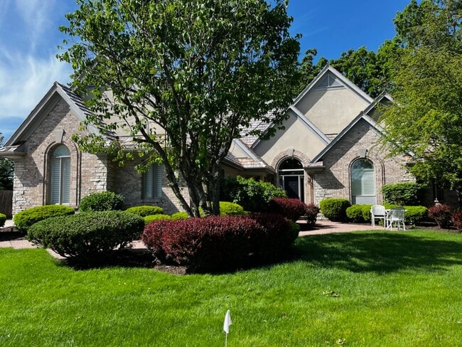 Building Photo - Stunning Custom Built Home with ALL Utilit...