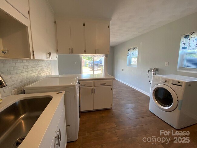 Photo - 1109 Sunset St Apartment